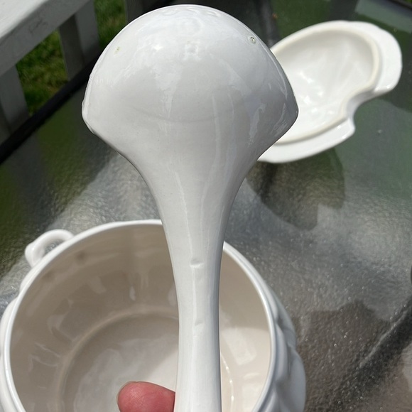 California Pottery USA H16 White Porcelain Pumkin Soup Tureen w. Lid & Laddle - Picture 7 of 17